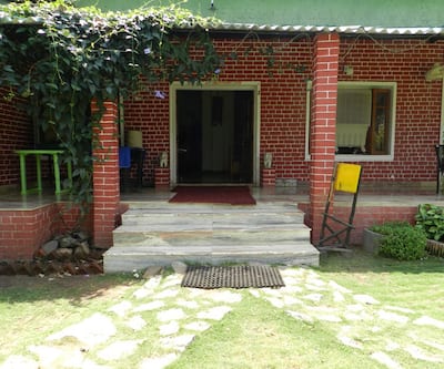 https://imgcld.yatra.com/ytimages/image/upload/t_hotel_yatra_city_desktop/v1437545644/Domestic Hotels/Hotels_Pench/Baaz Jungle Resort/Cottage_2.jpg